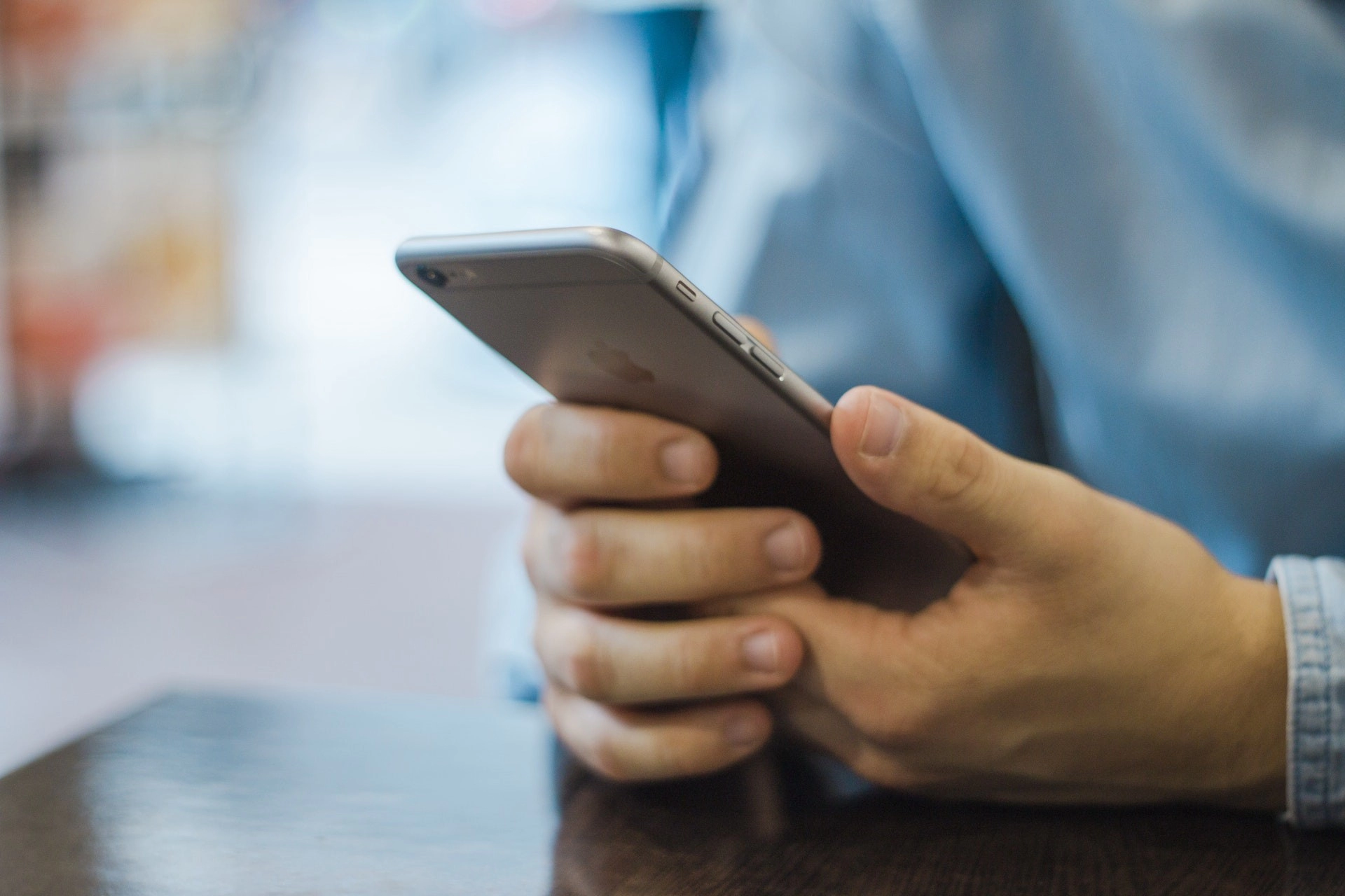Francuska hoće da uvede potpunu zabranu upotrebe mobilnih telefona u školama do 2025.